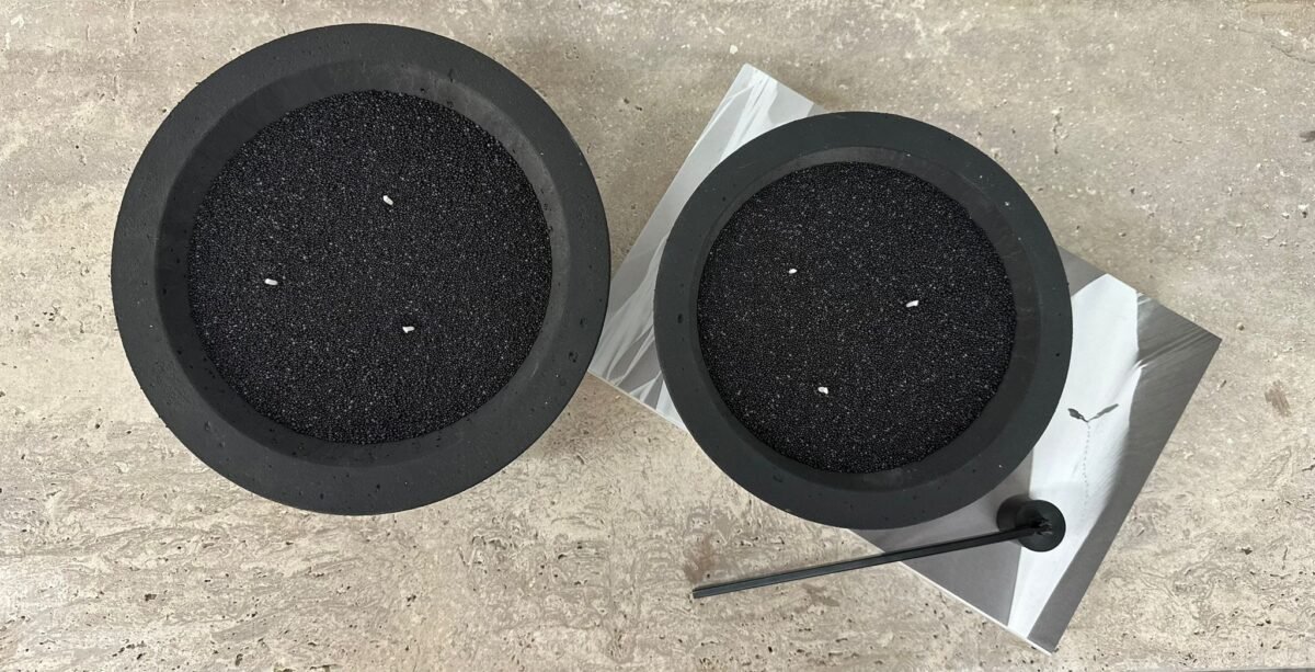 קערת בטון עם פניני שעווה