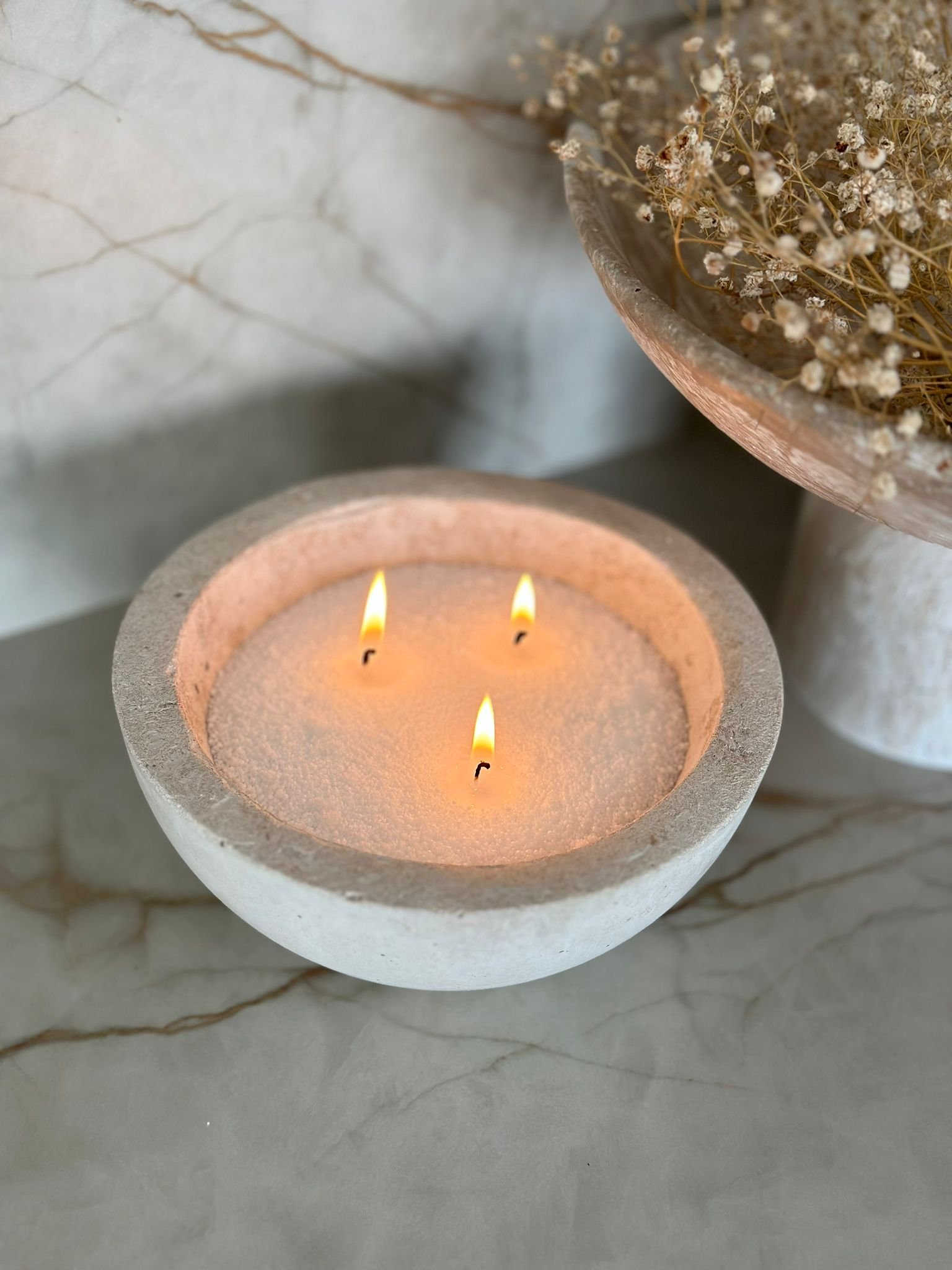 קערת בטון עם פניני שעווה